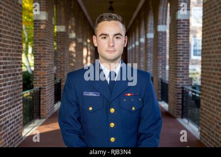 Cadet Christian Reed eine Clarklake, Mich., Eingeborener, erwirbt einen Punkt auf der prestigeträchtigsten Auszeichnungen in der Liste der U.S. Coast Guard Academy. Reed war für die Liste aufgrund außergewöhnlicher Leistung in der Athletik, militärische Leistung und Akademiker ausgewählt. Offizielle Stockfoto