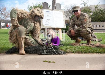 Sgt. Robertson (links) und Sgt. Agreda, sowohl mit 2Nd Battalion, 70th Panzer Regiment, 2. gepanzerte Brigade Combat Team, 1.Infanterie Division, zeigen eine Kansas State University Fußball Wildkatzen Ventilator die Werkzeuge Ihrer sniper Handel während einer militärischen Ausrüstung Anzeige Nov. 5 in Manhattan, Kansas. KUS hielt eine militärische anerkennung Spiel für Soldaten und Familien von Fort Riley und die 1. Inf. Div. auf dem laufenden Partnerschaft mit K-Gemeinschaft aufzubauen. (Sgt. Dana Moen, 19 Public Affairs Abteilung) Stockfoto