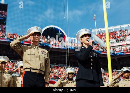 Generalleutnant Rex McMillian, Kommandant der Marine Reserve und Marine Norden grüsst die amerikanische Flagge als Kapitän Skye Martin, Public Affairs Officer für 12 Marine Corps Recruiting District, singt die Nationalhymne während der Eröffnungsfeier der San Francisco 49ers" Spiel gegen die New Orleans Saints Levi's Stadium, Nov. 6, 2016. McMillian war der nationalen Fußball-Liga Ehrengast der Spiel als Teil seiner "Salute to Service"-Kampagne. Heute, rund 500 finden Marines, Flotte und Kämpfer Befehl vollständig integrierte operative Unterstützung Stockfoto