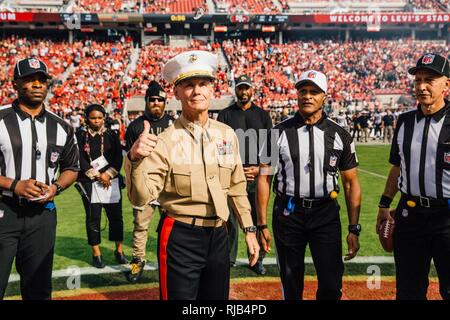 Generalleutnant Rex C. McMillian, Kommandant der Marine Reserve und Marine Nord, dreht die Münze zu Beginn der San Francisco 49ers" Spiel gegen die New Orleans Saints Levi's Stadium, Nov. 6, 2016. McMillian war der nationalen Fußball-Liga Ehrengast der Spiel als Teil seiner "Salute to Service"-Kampagne. Heute, rund 500 finden Marines, Flotte und Kämpfer Befehlshaber voll integrierte operative Unterstützung rund um die Welt. Stockfoto