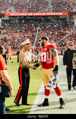 Generalleutnant Rex C. McMillian, Kommandant der Marine Reserve und Marine nördlich von San Francisco 49ers' Center Daniel Killgore bei Levi's Stadium, Nov. 6, 2016 während der MARFORRES hundertjährigen Feier begrüßt. McMillian war der nationalen Fußball-Liga Ehrengast der Spiel als Teil seiner "Salute to Service"-Kampagne. Heute, rund 500 finden Marines, Flotte und Kämpfer Befehlshaber voll integrierte operative Unterstützung rund um die Welt. Stockfoto