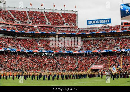 Service Mitglieder aus der San Francisco Bay Area stehen an Aufmerksamkeit bei den Marines Hymne, von der 1. Marine Division Band zur Hälfte durchgeführt - Zeit der San Francisco 49ers" Spiel gegen die New Orleans Saints Levi's Stadium, Nov. 6, 2016. Die centennial der Marine Reserve wurde als Teil der nationalen Fußball-Liga "Salute to Service"-Kampagne anerkannt. Heute, rund 500 finden Marines, Flotte und Kämpfer Befehlshaber voll integrierte operative Unterstützung rund um die Welt. Stockfoto