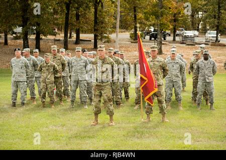 Soldaten und Piloten der Nationalgarde Treffsicherheit Training Center stehen bereit zu empfangen Command Sgt. Maj. Billy Ward als neue des Zentrums Command Sgt. Maj. Bei Robinson Manöver Training Center, North Little Rock, Arche. am Samstag, 5. November 2016. Stockfoto