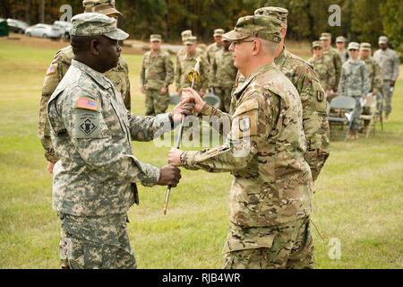 Command Sgt. Maj. Billy Ward (links), Bewohner von Helena, Arche, akzeptiert die NCO Schwert von Oberst Dennis Humphrey (rechts), NGMTC Commander, bei Robinson Manöver Training Center, North Little Rock, Arche. am Samstag, 5. November 2016. Seine Annahme des NCO Schwert symbolisiert seine Bereitschaft, Verantwortung der Nationalgarde Treffsicherheit Training Center zu akzeptieren. Stockfoto