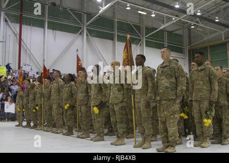 Soldaten aus dem 2. Battalion, 44th Air Defense Artillery Regiment, 101St Airborne Division (Air Assault) Sustainment Brigade, 101 Abn. Div., warten sie zu ihren Familien entlassen zu werden, Nov. 5, 2016, im Hangar 3 am Fort Campbell, Ky. Während ihrer homecoming Zeremonie nach neun Monaten in Übersee. Stockfoto