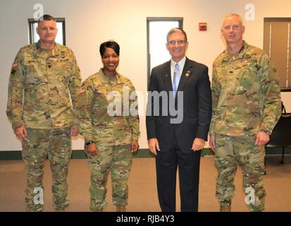 Oberstleutnant Kevin O. McKenzie, 314 Bekämpfung Sustainment Unterstützung Bataillonskommandeur, Oberstleutnant Toni A. Glover, 650Th Region Support Group Commander, 3 Kongreßbezirk der Nevada Kongreßabgeordneten, Kongressabgeordnete Joseph John Heck, der auch ein brigadegeneral in der US-Armee behält, und Brig. Gen. David E. Elwell, 311 Expeditionary Sustainment Command kommandierender General, haben an der Nevada National Guard Armory für eine Bereitstellung Zeremonie am 5. November. Stockfoto