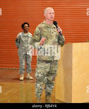 Brig. Gen. David E. Elwell, 311 Expeditionary Sustainment Command kommandierender General, Adressen der Truppen der 314 Bekämpfung Sustainment Support Battalion, die Bereitstellung für den Irak werden für den Betrieb inhärenten Lösen Krieg Kämpfer in diesem Bereich zu unterstützen, und die 3. Kongreßbezirk der Nevada Kongreßabgeordneten, Kongressabgeordnete Joseph John Heck, der auch ein brigadegeneral in der US-Armee behält sich, trat an der Nevada National Guard Armory für eine Bereitstellung Zeremonie am 5. November. Stockfoto