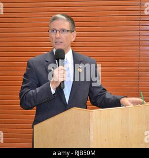 Die 3 Kongreßbezirk der Nevada Kongreßabgeordneten, Kongressabgeordnete Joseph John Heck, der auch ein brigadegeneral in der US-Armee behält sich vor, bei Brig. Gen. David E. Elwell, 311 Expeditionary Sustainment Command kommandierender General, und nach Las Vegas gereist, um die Nevada National Guard Armory für eine Bereitstellung Zeremonie für die 314 Bekämpfung Sustainment Unterstützung Bataillon 5. November. Die 314 CSSB werden in den Irak für den Betrieb inhärenten Lösen Krieg Kämpfer in der Gegend von Betrieb zu unterstützen. Stockfoto