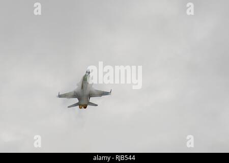 Ein U.S. Marine Corps F/A-18D Hornet mit Marine All-Weather Fighter Attack Squadron (Vmfa (AW)) 225, zieht aus Sam Ratulangi International Airport, Indonesien, während der Übung bewältigen West 17, November 7, 2016. Dieser Kämpfer - fokussiert, bilaterale Übung zwischen dem US Marine Corps und indonesische Luftwaffe soll die Bereitschaft der kombinierte Interoperabilität zwischen den beiden Nationen zu fördern. Sowohl in den USA als F/A-18D Hornissen und indonesischen F-16 Fighting Falcons einzigartige Funktionen, die den assoziierten Ländern die Möglichkeit zu verstehen, jeder des anderen Fähigkeiten erlernen und bringen und bereitet sie fo Stockfoto