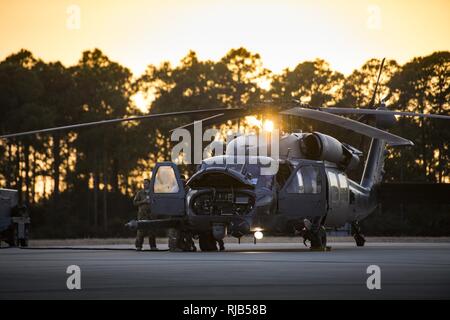 Von den 41 Rescue Squadron Aircrew bereiten Sie sich auf eine Mission in eine schnelle Rettung übung, Nov. 3, 2016, in der Tyndall Air Force Base, Fla. Die Übung entwickelt wurde Die 347 Rettung Fähigkeit unseres Konzerns, die schnelle Implementierung, plan- und Rettungsmaßnahmen im Kampf Umgebungen ausführen zu testen. Die Ausübung enthalten HC-130J Bekämpfung König IIs, HH-60G Pave Falken, C-17 Globemaster III, C A-10 Thunderbolt IIs, E-8C Joint STARS, pararescuemen und Wartung, Intelligenz und Support. Stockfoto