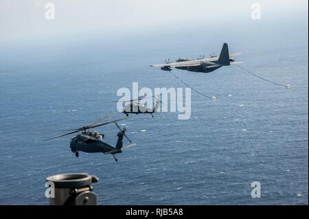 Us Air Force HH-60G Pave Falken vom 33. Rescue Squadron fliegen in Formation mit einem MC-130J Commando II aus dem 17 Special Operations Squadron für Übung scharfes Schwert Nov. 4, 2016, vor der Küste von Okinawa, Japan. Air Force rescue Staffeln häufig Zug auf eine Vielzahl von Szenarien, um für potenzielle reale Erfolgsunsicherheiten und Operationen vorbereitet zu bleiben. Stockfoto