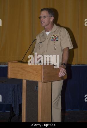 SAN DIEGO (Nov. 4, 2016) der hinteren Adm. William Byrne, Commander, Carrier strike Group 11 liefert Erläuterungen als Gastredner für die Naval Oberfläche und Mine Warfighting's Development Center (SMWDC) Kriegsführung Taktiken Kursleiter Staffelung an Naval Base San Diego. Byrne sagte, "Die standup Der SMWDC ist die wichtigste Verbesserung, die wir [in der Oberfläche Kriegsführung Gemeinschaft] in meinen 30 Jahren Dienst gemacht haben." SMWDC Juni 9, 2015 eröffnet. Ähnlich wie bei der Marine Fighter Waffen School (TOP GUN) für besten Flieger der Marine, SMWDC ist mit Erhöhung der taktischen Kenntnisse der Oberfläche Flotte durch Auswahl einer Elite aufgeladen Stockfoto