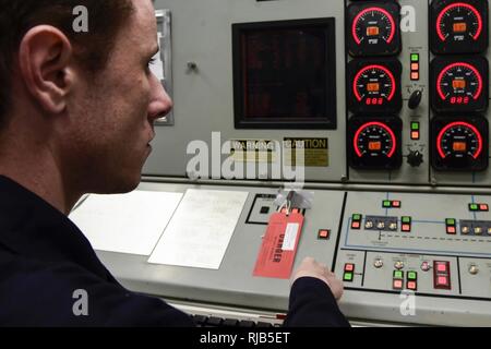 Mediterranen MEER (Nov. 6, 2016) Petty Officer 1st Class Craig Crippen aus Vancouver, Washington, führt ein Alarm Test in der zentralen Leitwarte an Bord der USS Ross (DDG71) Nov. 6, 2016. Ross, einer der Arleigh-Burke-Klasse geführte-missile Destroyer, Vorwärts - Rota, Spanien bereitgestellt werden, ist die Durchführung von naval Operations in den USA 6 Flotte Bereich der Maßnahmen zur Unterstützung der US-amerikanischen nationalen Sicherheitsinteressen in Europa und Afrika. Stockfoto