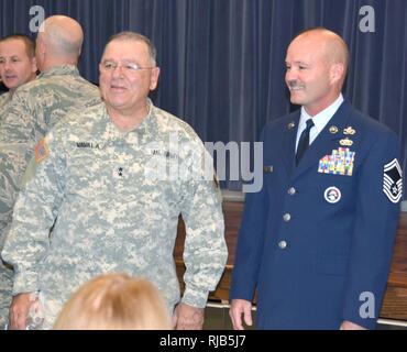 Neue schloss Air National Guard BASE, Del-Generalmajor Frank Vavala, Adjutant General, Pennsylvania National Guard erfüllt mit Senior Master Sgt. Duca ihm zu seiner Beförderung zu Chief Master Sgt gratulieren. An November 5, 2016. Stockfoto