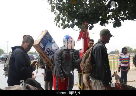 Soldaten und ihre Familien gehen gemeinsam auf dem Weg zu Santa's Workshop in Fort Hood, Texas November 5. Die Teilnehmer gingen - Meile vom Clarke Grundschule zum Clear Creek Commissary zu Spielzeug für militärische Familien drop in der Notwendigkeit während der Feiertage. ( Stockfoto