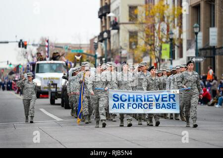 SCHRIEVER AIR FORCE BASE, Colo.-- Oberst DeAnna Burt, 50th Space Wing Commander, führt Flieger während des Colorado Springs Veterans Day Parade in Colorado Springs, Colorado, Samstag, November 5, 2016. Burt und die Frauen-Flieger Flug vertreten Schriever während der Frauen im militärischen themed Parade. Stockfoto