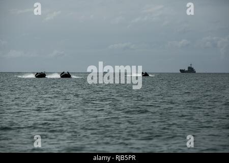 US-Marines und königliche kambodschanische Marineseeleute betreiben bekämpfen Rubber Reconnaissance Craft (CRRC) vor einem Landing Craft Utility (LCU) von Ream Naval Base, Sihanoukville, Kambodscha, 3. November 2016. Die Marines und Segler beteiligt eine kulminierende Fall die amphibische Landung, medizinische Behandlung und Wasseraufbereitung während flott Bereitschaft Zusammenarbeit und Ausbildung (CARAT) 16 enthält. Karat-2016 ist eine neun-Land, bilaterale Übung zwischen den Vereinigten Staaten Bangladesch, Brunei, Kambodscha, Indonesien, Malaysia, Singapur, den Philippinen, Thailand und Timor-Leste. Dieser phase Stockfoto