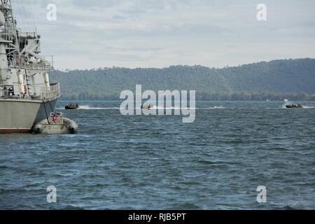 US-Marines und königliche kambodschanische Marineseeleute betreiben Combat Rubber Reconnaissance Craft (CRRC) von Ream Naval Base, Sihanoukville, Kambodscha, 3. November 2016. Die Marines und Segler beteiligt eine kulminierende Fall die amphibische Landung, medizinische Behandlung und Wasseraufbereitung während flott Bereitschaft Zusammenarbeit und Ausbildung (CARAT) 16 enthält. Karat-2016 ist eine neun-Land, bilaterale Übung zwischen den Vereinigten Staaten Bangladesch, Brunei, Kambodscha, Indonesien, Malaysia, Singapur, den Philippinen, Thailand und Timor-Leste. Diese Phase der CARAT konzentriert sich auf Partnerschaften betwee Stockfoto