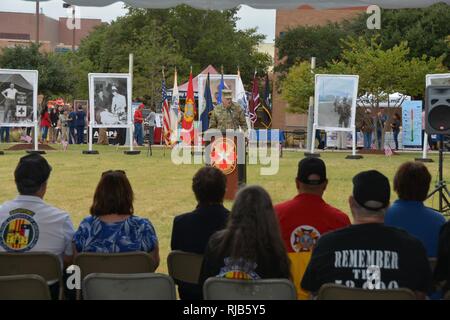 Brooke Army Medical Center kommandierenden General Brig. Gen. Jeffrey Johnson Adressen der Masse Nov. 4 Während der Brooke Army Medical Center Veterans Day Feier. Stockfoto