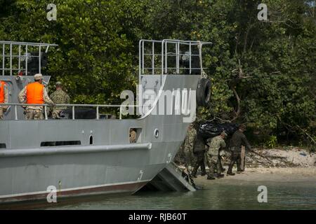 US-Marines und Matrosen tragen Versorgung aus einem Landing Craft Utility (LCU) an einem Strand in der Nähe von Ream Naval Base, Sihanoukville, Kambodscha, 3. November 2016. Die Marines und Segler beteiligt eine kulminierende Fall die amphibische Landung, medizinische Behandlung und Wasseraufbereitung während flott Bereitschaft Zusammenarbeit und Ausbildung (CARAT) 16 enthält. Karat-2016 ist eine neun-Land, bilaterale Übung zwischen den Vereinigten Staaten Bangladesch, Brunei, Kambodscha, Indonesien, Malaysia, Singapur, den Philippinen, Thailand und Timor-Leste. Diese Phase der CARAT setzt auf Partnerschaften zwischen der fo Stockfoto