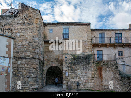 Sepulveda, Segovia, Spanien; März 2018: Das Tor von der Wand und Stärke in der Altstadt in dem Dorf Sepulveda und Stärke in der Altstadt Stockfoto