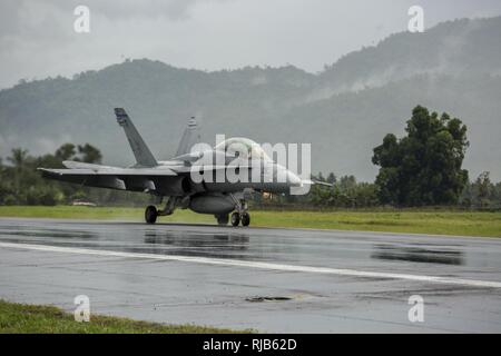 Ein US Marinekorps F/A - 18D Hornet mit Marine Allwetter-Fighter Attack Squadron (VMFA (AW)) 225, Taxis über den Laufsteg während der Übung zu bewältigen West 17 bei Sam Ratulangi Flughafen, Indonesien, 7. November 2016. Die kombinierte Ausbildung angeboten durch diese Übung hilft das US Marine Corps vorzubereiten und Indonesien Luftwaffe arbeiten zusammen bei der Förderung einer friedlichen Indo-Asien-Pazifik-Region beim üben Luftnahunterstützung und Luft/Luft-training, das erhöht ihre Reaktion auf unvorhergesehene Ausgaben in der gesamten Region. Die US-F/A-18 D Hornissen und indonesischen f-16 Fighting Falcons bringen uniq Stockfoto