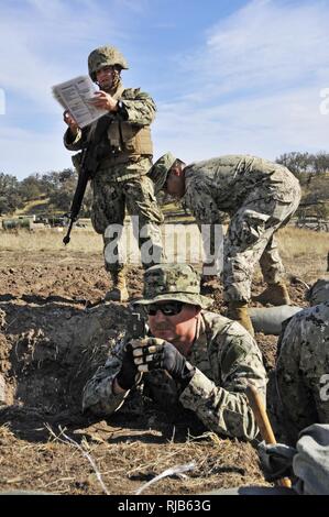 Fort Hunter Liggett, Ca. (Nov. 4, 2016) - Segler zugeordnet Naval Mobile Konstruktion Bataillon 18 (NMCB 18) ihre Feuer für eine defensive Kämpfe Grube als Teil eines Feldes Training übung (Ftx). NMCB 18 führt diese Ftx als Teil ihrer jährlichen Ausbildung Anforderung und Bereitstellung bereit zu halten. Stockfoto