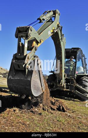 FORT HUNTER LIGGETT, Ca. (Nov. 3, 2016) - Petty Officer 1st Class Ryan Hell mit Naval Mobile Konstruktion Bataillon 18 (NMCB 18) verwendet ein CAT 420 Tieflöffel defensive Kämpfe Gruben zu graben, während ein Feld Training übung (Ftx). NMCB 18 ist die Teilnahme an diesem FTX Bereitstellungsbereitschaft zu erhalten. Stockfoto