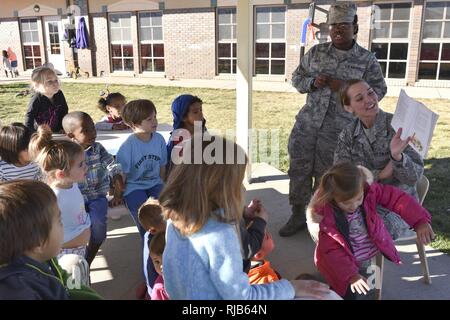 Staff Sgt. Ashley Gurden, ein medizinischer Techniker 28 medizinische Operationen Geschwader zugewiesen, liest ein Buch, das Kinder in der Entwicklung des Kindes, die Sie während der Nationalen Native American Heritage Monat an der Ellsworth Air Force Base, S.D., November 3, 2016. Das Buch, "Wenn Sie mit der Sioux Indianer" lebte, beschreibt das Leben der Sioux Indianer in North und South Dakota in den Jahren 1800 bis 1850. Stockfoto