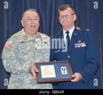 Neue schloss Air National Guard BASE, Del-Generalmajor Frank Vavala, Adjutant General, Pennsylvania National Guard, stellt Oberst Norman Brooks, 166 Airlift Wing, mit einer Oregon National Guard auffällige Service Cross Plakette, während einer Zeremonie in den Ruhestand an November 6, 2016. Brooks wurde für 36 Jahre Dienst geehrt; 32 in der Texas Air National Guard und vier in den Vereinigten Staaten Marines. Stockfoto