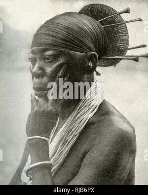 Königin der Nenzima Mangbettus (mangbetu) Stamm, Belgisch Kongo (jetzt Demokratische Republik Kongo), Zentralafrika. Stockfoto