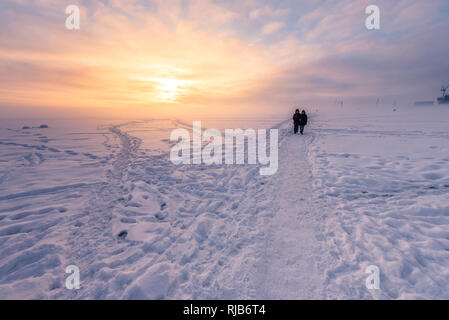 Gefrorene Ostsee mit Schnee im Winter und Sonnenuntergang in St. Petersburg, Russland. Stockfoto