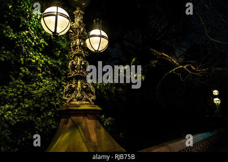 Gloucester Gate Bridge aufwendige Bronze kerzenständer Schuß in der Nacht Gloucester Tor viktorianischen Straßenlaternen Regents Park Royal Parks Camden Stockfoto