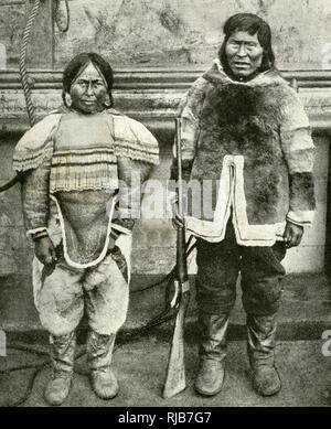 Eskimo-Paar im Winterkostüm, Grönland Stockfoto