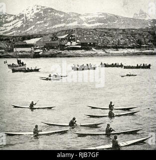 Eskimos rudern ein Boot, Grönland Stockfoto