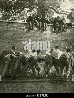 Berühmtes Wall Game im Gange, Eton School, Berkshire Stockfoto