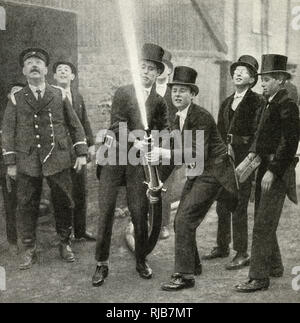 Schuljungen, die Schlauchbohrer praktizieren, Eton School, Berkshire Stockfoto