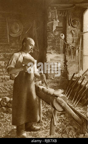 Ein Mann, der Holzschuhe herstellt, Bretagne, Nordfrankreich Stockfoto