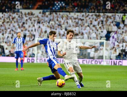 Álvaro Odriozola in Aktion gegen Alaves Spieler. Ziele von Benzema, Vinicius jr. und Mariano geben, um den Sieg zu Madrid 3-0 gegen Alavés vor Stockfoto