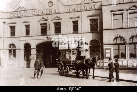 Szene außerhalb der Marylebone Station (Great Central Railway), London, mit einem Bus und Fußgänger. Stockfoto