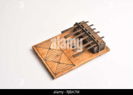 Afrikanischen Daumenklavier. Kalimba, mbira. Die mbira ist ein afrikanisches Musikinstrument, bestehend aus einem Holzbrett mit angehängten gestaffelte Metall Zinken. Stockfoto