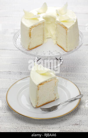 Hausgemachte Angel Food cake garnieren Ideen, weiße Schokolade Federn Stockfoto