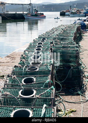 Hummer und Krabben fischen Topf Käfige Reusen gestapelt. Fischereihafen Stockfoto