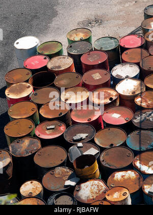 Rusty leeren Ölfässern gespeichert. Chemische drums. Erdölindustrie Stockfoto