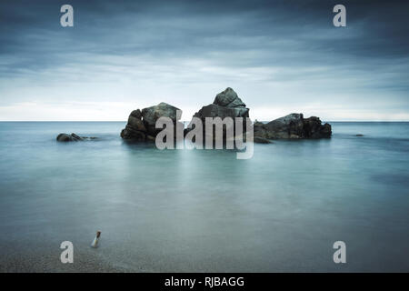 Minimalistische Meereslandschaft mit Flaschenpost Stockfoto