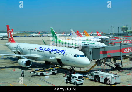 Internationalen Flughafen Istanbul/Türkei - Personenverkehr ist relativ hoch, Blick vom Flughafen Istanbul. Stockfoto