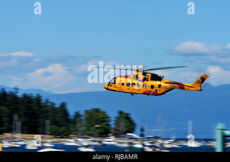 Agusta Westland CH-149 Cormorant Such- und Rettungshubschrauber im Flug über dem Hafen von Nanaimo Vancouver Island British Columbia, Kanada. Stockfoto