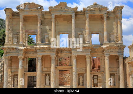 Türkei - die Ruinen von Celsius Bibliothek in der antiken Stadt Ephesus. Im 2. Jahrhundert, der römische Senator auf dem Grab von Julius Celsus Polemaeanus gebaut wurde. Stockfoto