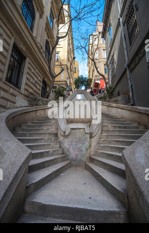 Camondo Treppen (Kamondo Merdivenleri) im Stadtteil Galata. Die Treppen steigen den Hügel vom Galata Docks und Avenue der Banken in Istanbul, Türkei Stockfoto