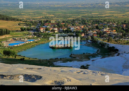 Pamukkale, Denizli, Türkei - Blick auf das Stadtzentrum von Pamukkale aus Travertin. Dies ist ein UNESCO-Weltkulturerbe. Stockfoto